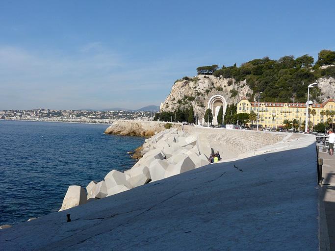 L'extrémité de la colline du château et le monument, vue depuis la digue du port Lympia.