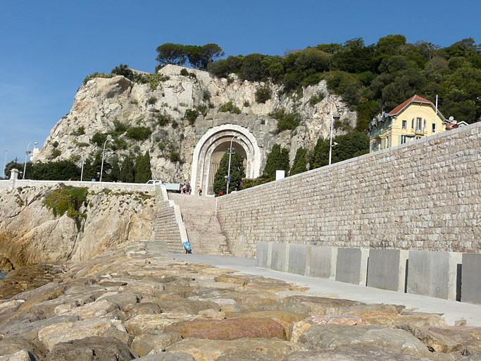 L'extrémité de la colline du château et le monument, vue depuis le bord de mer.