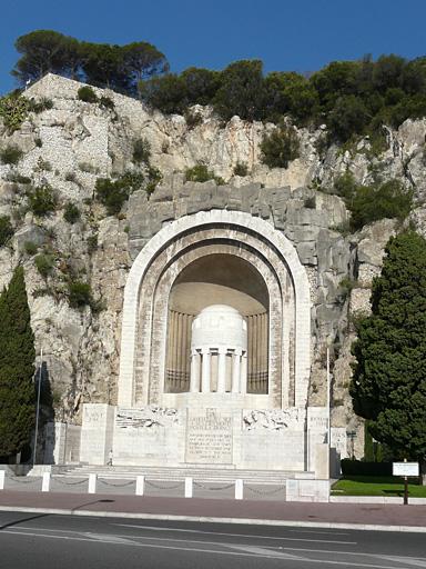 Le monument vu de face depuis la rue.