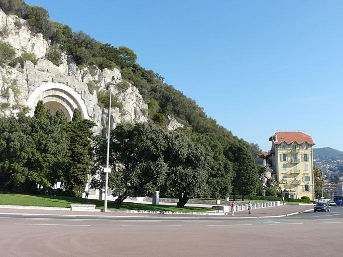 Le monument vu de trois-quarts depuis la rue en direction de l'est.