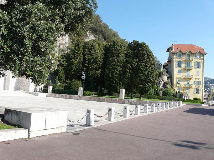 Barrière à chaînes fermant l'accès à l'esplanade du monument.