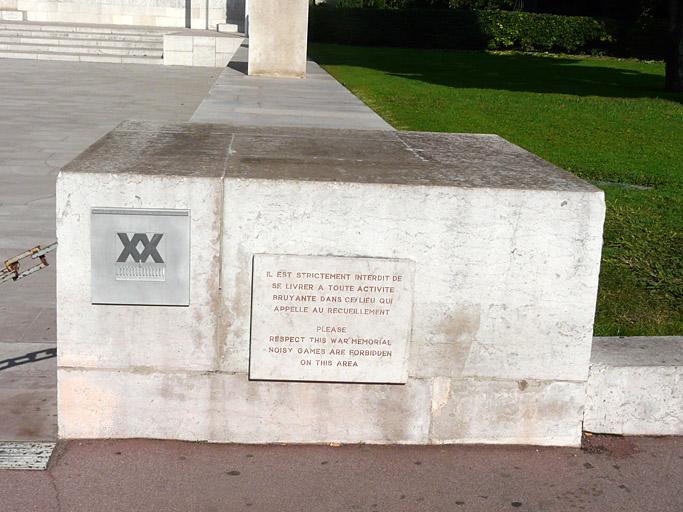 Plaque label 20e siècle et panneau d'interdiction à droite de la clôture de l'esplanade.