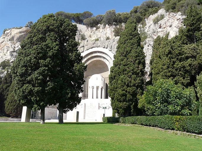 Le monument vu de trois-quarts depuis l'est.