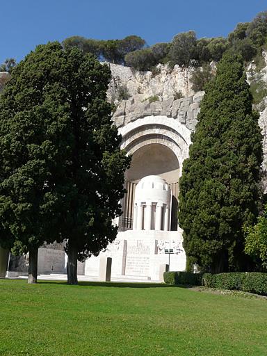 Le monument vu de trois-quarts depuis l'est.