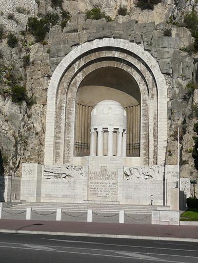 Le monument vu de face depuis le bord de la route.