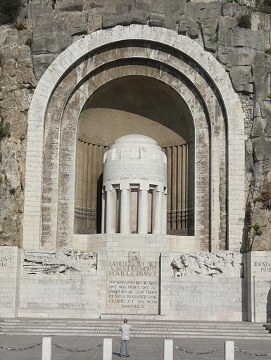 Le monument vu de face depuis le bord de la route.