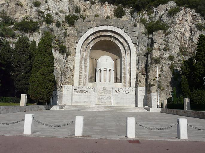 Le monument et son esplanade, vue de face.