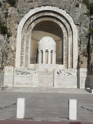 Le monument vu de face depuis l'entrée de l'esplanade.