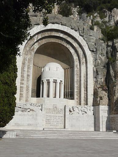 Le monument vu de face depuis l'esplanade.