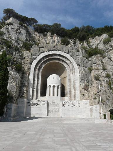 Le monument et la falaise de la colline du château, vue de face depuis l'esplanade.