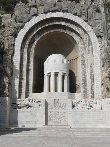 Le monument vu de face depuis l'esplanade.