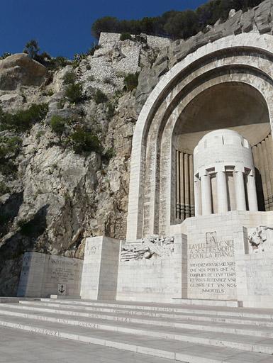 Le monument vu de trois-quarts depuis l'esplanade.