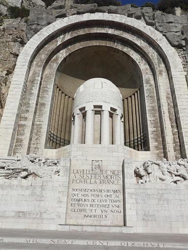 Le monument vu en contre-plongée depuis l'esplanade.