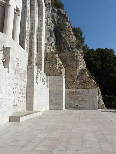 Vue latérale au pied du monument, en direction de l'est.