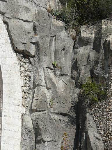 Faux rochers à droite du monument.