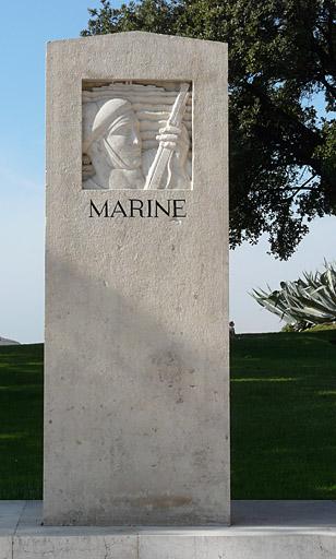 Côté gauche de l'esplanade, stèle de la marine.