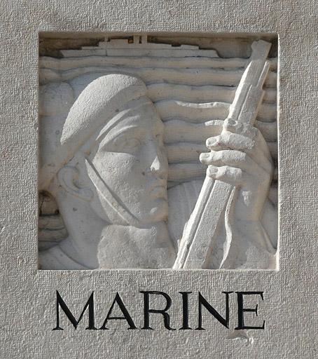 Côté gauche de l'esplanade, bas-relief de la stèle de la marine.