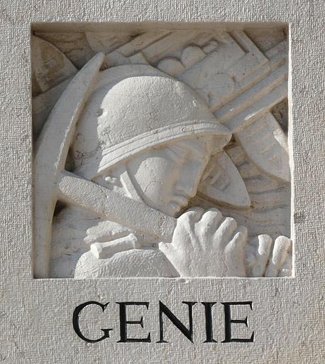 Côté gauche de l'esplanade, bas-relief de la stèle du génie.