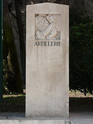 Côté gauche de l'esplanade, stèle de l'artillerie.