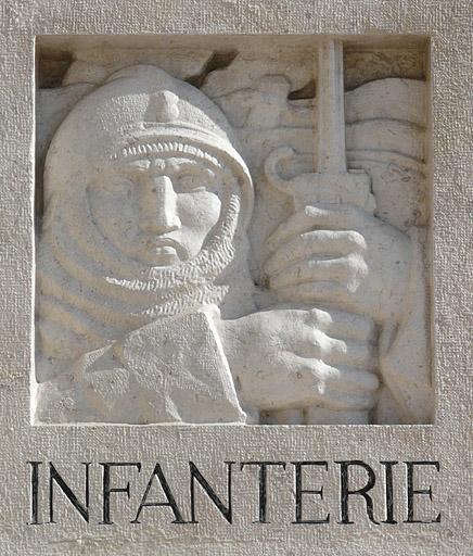 Côté droit de l'esplanade, bas-relief de la stèle de l'infanterie.