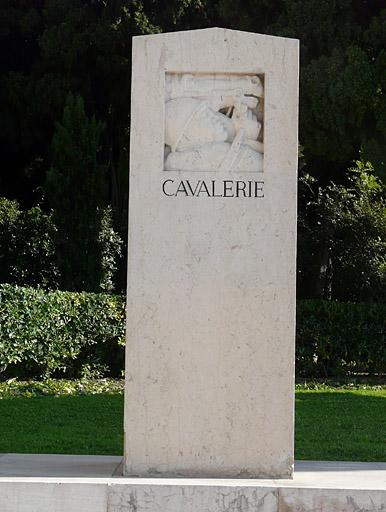 Côté droit de l'esplanade, stèle de la cavalerie.