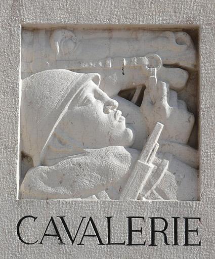 Côté droit de l'esplanade, bas-relief de la stèle de la cavalerie.