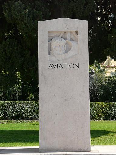 Côté droit de l'esplanade, stèle de l'aviation.