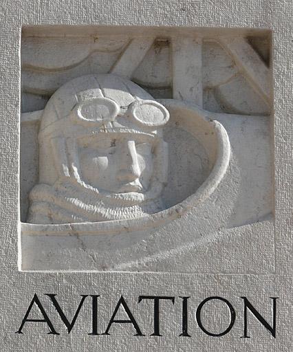 Côté droit de l'esplanade, bas-relief de la stèle de l'aviation.