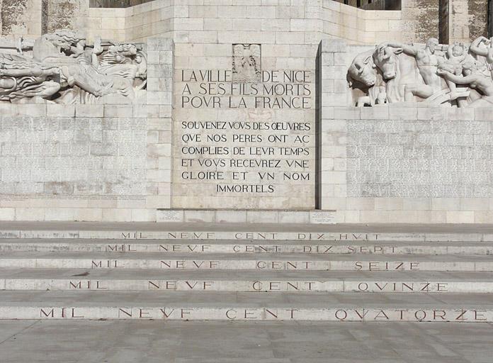 Inscriptions sur la façade et sur les marches d'accès.