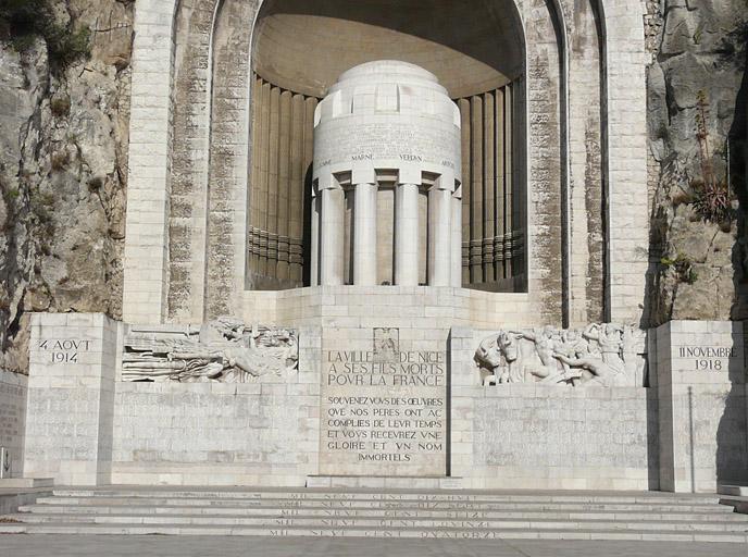 Niveaux inférieurs de la façade et marches d'accès.