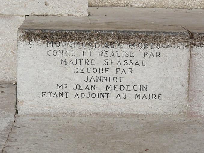 Inscription en bas à gauche de l'inscription centrale, mentionnant les noms des auteurs.