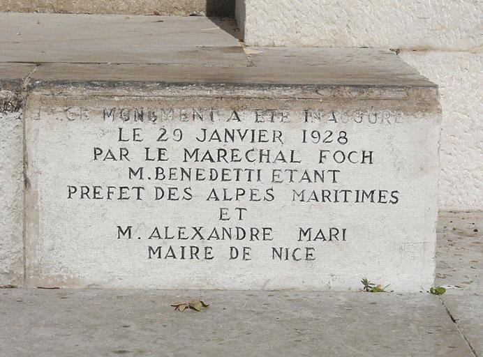 Inscription en bas à droite de l'inscription centrale, mentionnant l'inauguration.