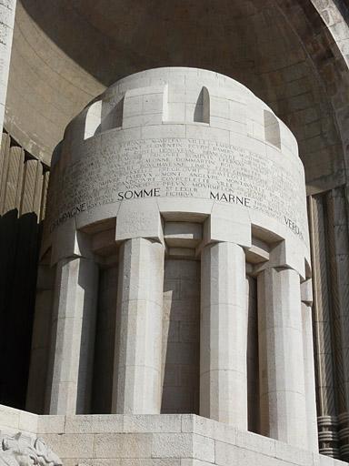 Urne monumentale de la façade, vue du sud-ouest.