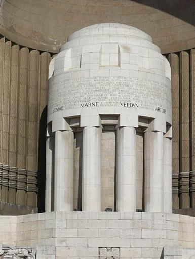 Urne monumentale de la façade, vue de trois-quarts.