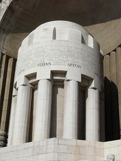 Urne monumentale de la façade, vue de l'est.