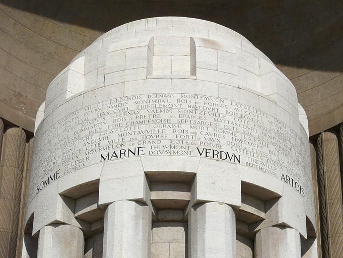 Urne monumentale de la façade, couvrement portant le nom des batailles.