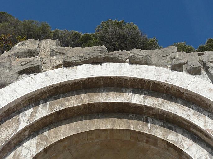 Sommet des arcs de la niche centrale de la façade.