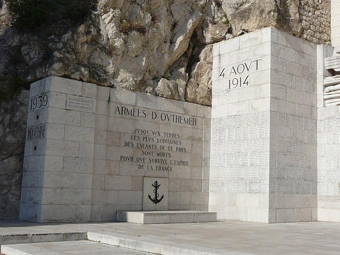 Aile gauche du monument.