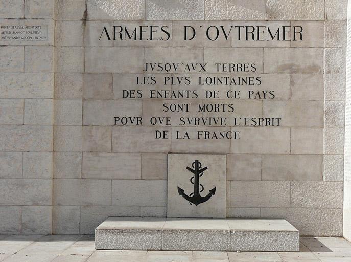 Aile gauche du monument, inscription aux armées d'outremer.