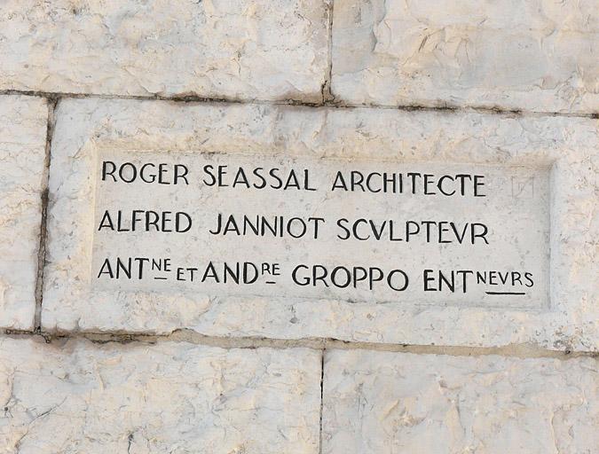 Aile gauche du monument, signatures des auteurs.