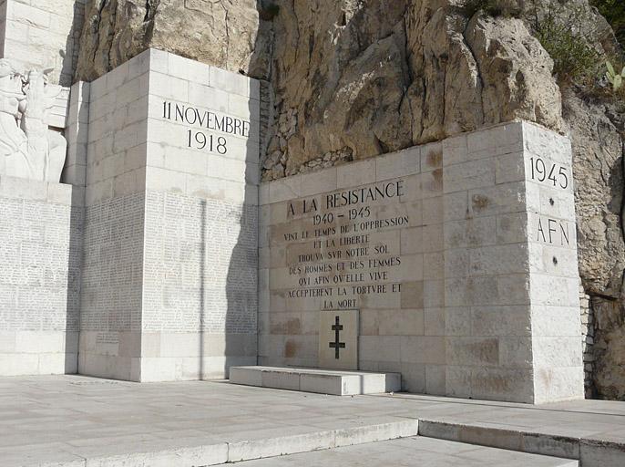 Aile droite du monument.