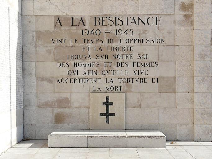 Aile droite du monument, inscription à la résistance.