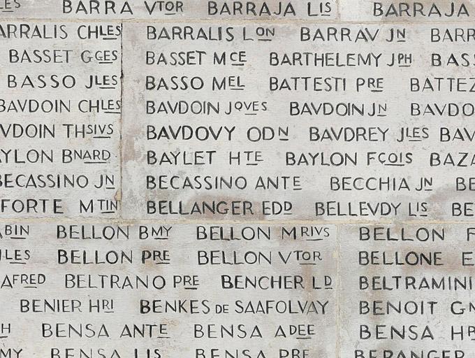 Aile gauche du monument, noms de victimes.