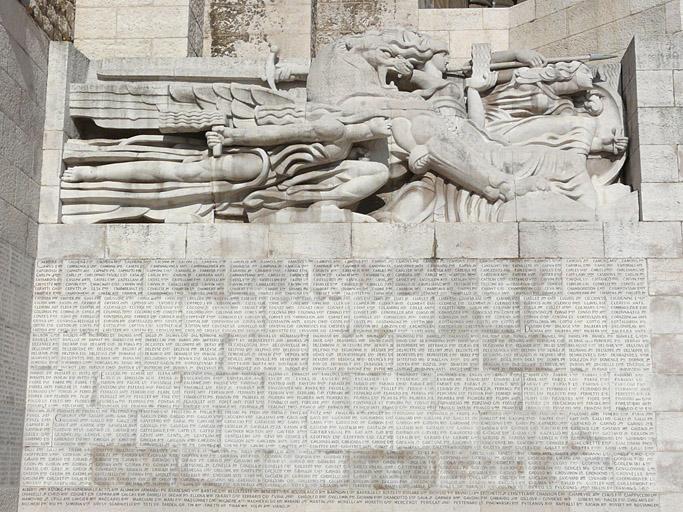 Façade du monument, partie gauche, haut-relief et noms des victimes.