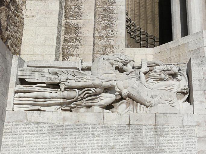 Façade du monument, partie gauche, haut-relief : la guerre.