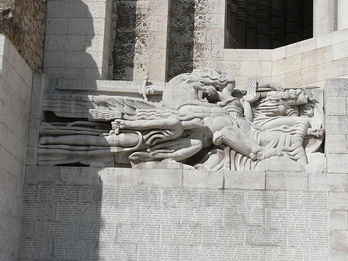 Façade du monument, partie gauche, haut-relief : la guerre.