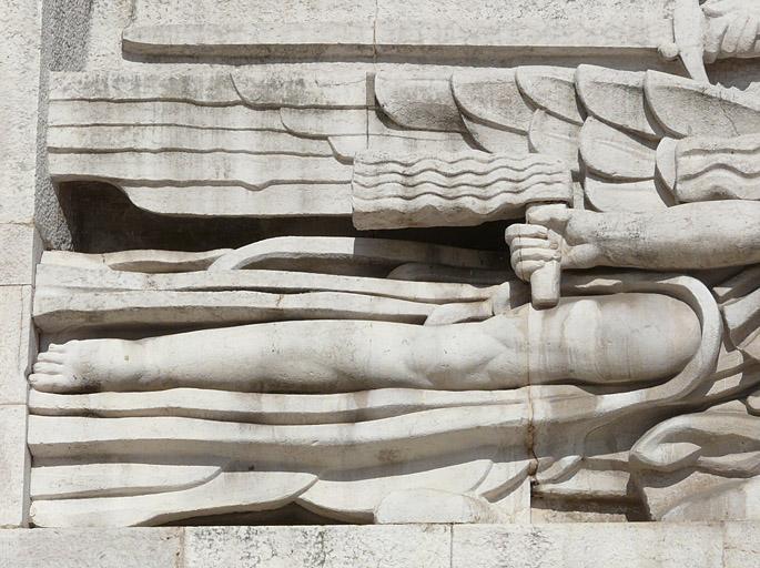 Façade du monument, partie gauche, haut-relief : la guerre, détail de gauche.