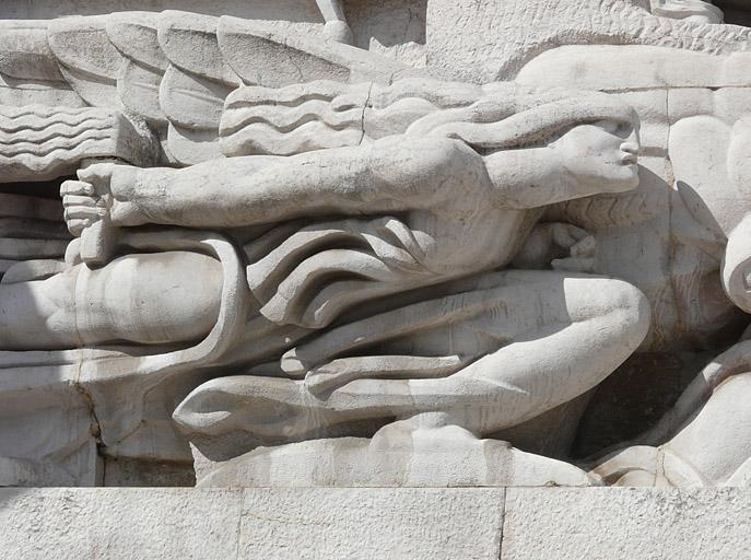 Façade du monument, partie gauche, haut-relief : la guerre, détail.