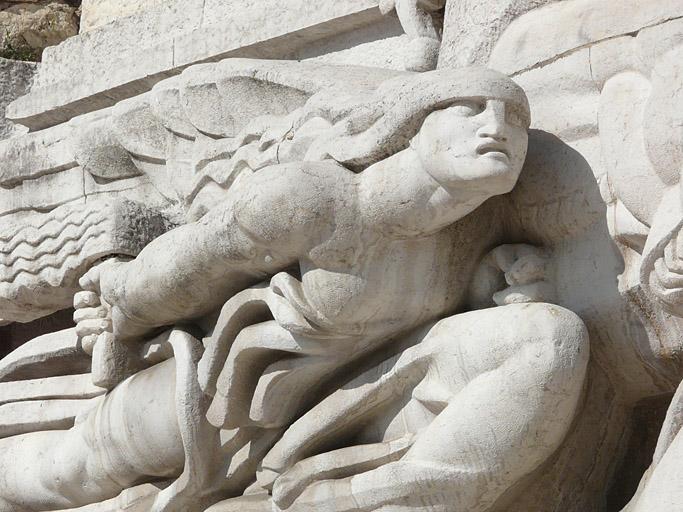 Façade du monument, partie gauche, haut-relief : la guerre, détail.