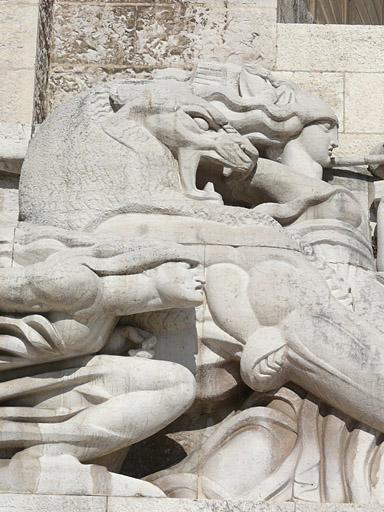 Façade du monument, partie gauche, haut-relief : la guerre, détail.